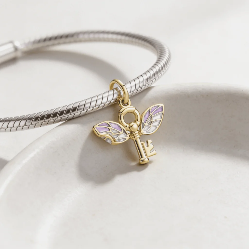 Charm model cu Cheie și Aripi de Fluture Colorate - imagine 2