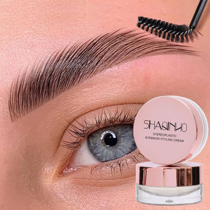 Meticulos cu perii de mascara pentru sprâncene.